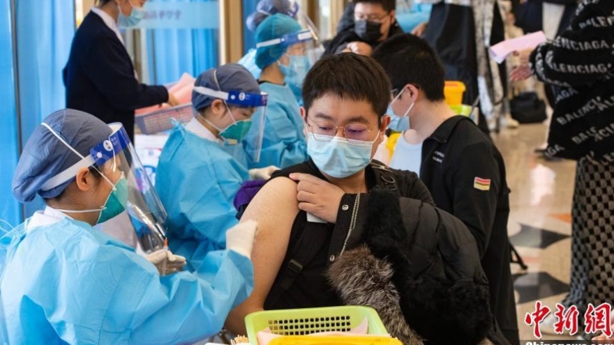 Trung Quốc tiêm vaccine Covid-19 cho 64% dân số vào cuối 2021, Ấn Độ mở phòng tiêm 24/7